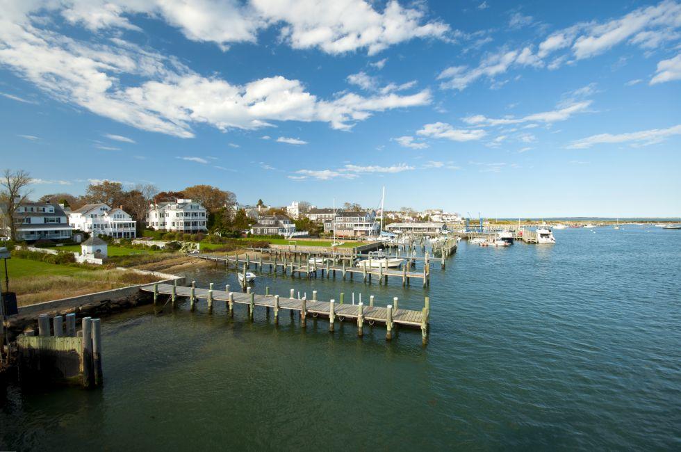 view on Edgartown Harbour, Martha&#xc3;&#x83;?&#xc3;&#x82;&#xc2;&#xb4;s Vineyard, New England, Massachusetts, USA, Blick auf den Hafen von Edgartown auf Marthas Vineyard, Neu England; 
