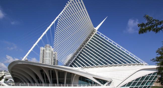 MILWAUKEE, WISCONSIN,USA-SEPTEMBER 25:The Milwaukee Art museum welcomes visitors on September 25, 2013. The &quot;wings&quot; of this unique building fold and unfold twice daily.
